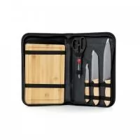 Kit churrasco 5 peças em estojo de nylon com alça e parte interna com elástico para fixar as peças. Possui tábua de madeira com canaleta, três facas de corte e tesoura.