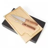 Kit churrasco três peças em estojo de papel kraft, contém: faca, garfo e tábua de corte com canaleta.