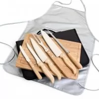 Kit churrasco 8 peças com cabo em bambu, lâminas em aço inox e avental de nylon. Acompanha tábua em bambu com canaleta, 3 facas de corte e uma faca de serra cabo, chaira, garfo e avental prata com bolso. Acomodados em uma maleta de nylon preta. Rebites em Aço Inox, um dos mais resistentes à ferrugem e corrosão.