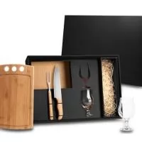 Conjunto para churrasco/cerveja. Acompanha tábua com três furos em bambu; Faca 8