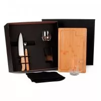 Conjunto para churrasco/cerveja/whisky; Conta com tábua para churrasco com sulco em bambu; Faca 8" e garfo em bambu/inox; Caneca para cerveja e copo para whisky em vidro; Avental preto em brim. Estão perfeitamente acomodados em uma caixa para presentear.