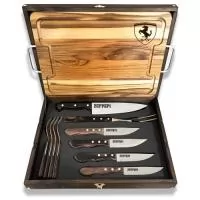 Kit churrasco em Polywood personalizado. Esse é o nosso negócio, está no nosso DNA. Faça uma consulta e surpreenda-se com nossas opções. São dezenas de modelos, garantindo que sempre haverá um kit que se encaixe nas suas necessidades. Estojo de madeira, tábua, faca e garfo em Polywood mais 04 jogos de talheres de mesa modelo Jumbo. Personalização da logo a laser no estojo, tábua e na lâmina das 05 facas Despachamos com frete pago para todo o Brasil. Um presente com ótima apresentação, útil e durável, garantindo a visibilidade da sua marca por muitos e muitos anos.