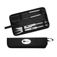 Kit churrasco 03 peças em estojo de nylon com alça para transporte acompanha faca, garfo e pegador com cabo em inox, parte interna do estojo com velcro para fixação das peças. Personalizável