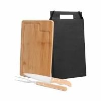 Kit para churrasco; Conta com tábua em Bambu; Faca 7" e garfo em aço Inox/Madeira. Tábua confeccionada com tripla camada invertida, para dar maior durabilidade e não deformar com o passar do tempo. Como cortesia, na faca 7" fazemos uma gravação com os cortes do boi.