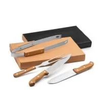 Kit churrasco em caixa kraft. Composto por 4 peças em aço inox e bambu: faca chefe, faca japonesa, garfo e pinça. Próprio para contato com alimento. Caixa: 365 x 200 x 55 mm