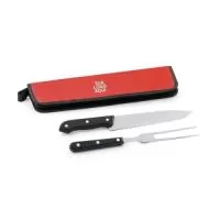 Kit Churrasco c/ 2 Itens Personalizados. Eleve o padrão dos eventos corporativos com o nosso Kit churrasco, apresentado em um estojo de 210D. Este conjunto é composto por dois utensílios essenciais para qualquer mestre churrasqueiro: uma faca chefe e um garfo, ambos fabricados em aço inox e PP de alta qualidade. É o brinde ideal para empresas que desejam oferecer algo único e prático, perfeito para aqueles momentos de confraternização. Escolha este kit como seus brindes corporativos e garanta que sua marca seja lembrada em cada churrasco