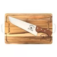Que tal um brinde para a vida toda? Kit churrasco com faca padrão rodízio, lâmina 12” (30cm) e tábua churrasco 30cm X 43cm confeccionada em teca. Gravação da logo a laser na faca e na tábua. Acompanha caixa para presente com listras em marrom. Despachamos com frete pago para Sul, Sudeste e Centro Oeste.