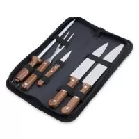Kit churrasco composto por 5 peças em inox com cabos de madeira, nosso kit inclui três facas, sendo de 7”, 6” e 3” polegadas, além de um garfo e uma chaira, todos acomodados em um prático estojo de nylon, ideal para transportar facilmente para qualquer lugar.