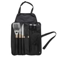 Kit churrasco 8 peças em estojo de nylon. Contém espátula, garfo, faca, pegador, saleiro, paliteiro, luva e avental (também utilizado como estojo). Talheres de inox com acabamento de madeira e avental de nylon com alça ajustável – possui botão e alça com fivela para lacre.