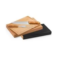 Kit churrasco em caixa kraft de papel reciclado. Composto por tábua em bambu e 2 utensílios em aço inox e bambu: faca chefe e garfo. Certificação EU Food Grade. A cor e o resultado da impressão nos materiais naturais pode variar entre produtos. Caixa: 360 x 210 x 40 mm | Tábua: 300 x 200 x 12 mm
