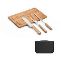 Kit churrasco em estojo de 210D. Composto por tábua em bambu e 3 utensílios em aço inox e madeira de Seringueira: faca japonesa, garfo e afiador. Certificação EU Food Grade. A cor e o resultado da impressão nos materiais naturais pode variar entre produtos. Estojo: 220 x 345 x 30 mm | Tábua: 300 x 200 x 11,6 mm
