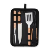 Kit Churrasco 4 Peças com Estojo em Nylon – Praticidade, Estilo e Exclusividade  Prepare churrascos memoráveis com este kit completo, composto por espátula, garfo, pegador e faca de 7 polegadas, todos fabricados em aço inox com cabos de madeira, que garantem durabilidade e firmeza no manuseio. Os utensílios vêm organizados em um estojo de nylon resistente, ideal para armazenar e transportar com segurança. Para um toque exclusivo, o kit acompanha uma plaquinha metálica com verso autoadesivo, pronta para personalização.  Especificações:  Largura: 12,1 cm  Espessura: 4,7 cm  Comprimento: 38,8 cm  Área para gravação no estojo: 9 cm x 34 cm  Área da plaquinha: 3,5 cm x 7 cm  Peso aproximado: 593 g