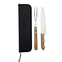 Kit Churrasco 2 Peças com Estojo – Praticidade e Estilo para os Amantes do Churrasco  Descrição: Kit churrasco composto por 2 peças, sendo uma faca e um garfo, acomodados em estojo com alça para transporte. O interior possui elásticos de fixação que garantem segurança e organização dos utensílios durante o uso e armazenamento.  Especificações: Contém: 1 faca e 1 garfo Estojo com alça para transporte e fixação interna por elástico  Compacto e elegante, é a escolha ideal para presentear, personalizar ou utilizar em momentos de lazer e confraternização.