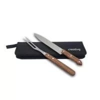 Kit para churrasco com 2 peças e estojo. O garfo e a faca possuem lâminas em aço inox de alta resistência e cabos anatômicos que garantem firmeza e conforto durante o uso. O estojo facilita o armazenamento e transporte, mantendo o conjunto organizado para o preparo e serviço durante o churrasco.
