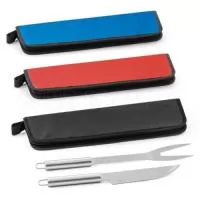 Kit churrasco em estojo de 210D. Composto por 2 utensílios em aço inox: faca chefe e garfo. Certificação EU Food Grade. Gravação da logomarca em 1 cor já inclusa.