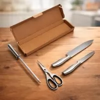 Kit churrasco formado por quatro itens em inox: uma faca de 8 polegadas, uma faca de 5 polegadas, uma chaira e uma tesoura com detalhes emborrachados no cabo. Acompanha embalagem em papelão.