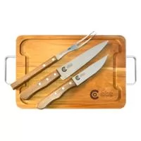 Tábuas e kits churrasco personalizados. Esse é o nosso negócio, está no nosso DNA. São mais de 50 modelos, dos básicos aos mais completos, garantindo que sempre haverá um produto que se encaixe nas suas necessidades. Tábua com canaleta com duas facas e garfo  Simonaggio. Gravação indelével da logo a laser na tábua e nas facas. Acompanha embalagem para presente com listras em marrom. Um presente tradicional, útil e durável, garantindo a divulgação da sua marca por muitos anos. Despachamos com frete pago para todo o Brasil. Faça uma consulta e surpreenda-se com a Royal Laser.