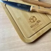 Kit Churrasco PM70066 -  Tábua bambu 30x20x1,3 cm  -  1 Faca de inox 7 polegadas  - 1 garfo inox  - 1 caixa preta de papelão