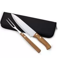 Kit churrasco 2 peças em estojo de nylon com alça para transporte, acompanha faca e garfo ambos com cabo de madeira e inox, parte interna do estojo com elásticos de fixação das peças.