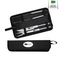 Kit churrasco 3 peças em estojo de nylon com plaquinha para personalização e alça para transporte, acompanha faca, garfo e pegador com cabo em inox e parte interna do estojo com velcro para fixação das peças.