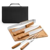 it churrasco em estojo de 210D. Composto por tábua em bambu e 5 utensílios em aço inox e madeira de Seringueira: faca chefe, faca média, pinça, garfo e afiador. Certificação EU Food Grade. A cor e o resultado da impressão nos materiais naturais pode variar entre produtos. Estojo: 350 x 230 x 40 mm