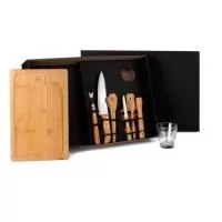 SMKT-90037 Kit para Churrasco e Caipirinha. Composto por tábua para Churrasco, tábua para Caipirinha, socador, colher de 18cm e pegador em Bambu; garfo trinchante, faca 8" e faca 4" em Madeira/Inox. Composto também por copo em vidro. Estão perfeitamente acomodados em uma caixa para presentear. Como cortesia, na faca 8" fazemos uma gravação com os cortes do boi.