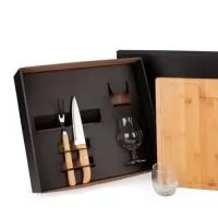 Kit para Churrasco/Cerveja/Whisky. Composto por tábua para Churrasco em Bambu, faca 7? em Bambu/Inox, garfo trinchante em Madeira/Inox, taça para Cerveja e copo para Whisky em vidro. Estão perfeitamente acomodados em uma caixa para presentear.