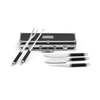 	Kit churrasco em estojo de alumínio. Composto por 5 utensílios em aço inox e alumínio: faca chefe, faca japonesa, faca boning, garfo e afiador. Próprio para contato com alimento. Estojo: 385 x 120 x 69 mm | Placa: 75 x 35 mm