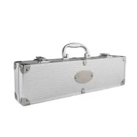 	Prepare churrascos deliciosos com nosso kit de três peças, ideal para quem busca qualidade e precisão no preparo de carnes e outros alimentos. O conjunto inclui uma pinça, um garfo e uma faca de sete polegadas, acompanhados de uma elegante maleta de alumínio com plaquinha para personalização, garantindo mais exclusividade e organização.