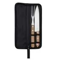 Kit churrasco 2 peças com estojo, contém faca e garfo. Estojo com alça para transporte e área interna com elástico de fixação para os utensílios.  Material: inox e madeira Estojo - comprimento: 36 cm Estojo - largura: 9,8 cm Faca - comprimento: 33 cm Faca- largura: 3,7 cm Garfo - comprimento: 33 cm Garfo - largura: 2,6 cm Estojo - medidas para gravação (C x ): 33,9 cm x 8,3 cm Faca - medidas para gravação (C x L): 3,6 cm x 2 cm Garfo - medidas para gravação (C x L): 12,9 cm x 2 cm Peso: 271 g Observação: Na versão preta, o cabo dos utensílios é produzido em plástico