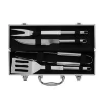 Kit para churrasco composto por quatro peças em inox: faca com lâmina de 8 polegadas, garfo de duas pontas, espátula e pegador de alimentos. O conjunto é acondicionado em uma maleta em alumínio com trava de segurança para fechamento, além de revestimento interno em TNT e suportes em velcro para fixação dos itens.  Altura: 13,1 cm Largura: 6,9 cm Comprimento: 38 cm Medidas aproximadas para gravação: (CxL): Plaquinha da maleta (A x L): 3 cm x 5 cm Cabo faca (A x L): 1,3 cm x 10,2 cm Cabo espátula (A x L): 1,3 cm x 10,2 cm Cabo pegador (A x L): 1,3 cm x 10,2 cm Faca (A x L): 32,2 cm x 2,2 cm Garfo de duas pontas (A x L): 33,7 cm x 3,3 cm Espátula (A x L): 35 cm x 7 cm Pegador de alimentos (A x L): 33,6 cm x 4,4 cm Maleta do kit (A x L x P): 12,6 cm x 38 cm x 5,5 cm