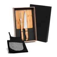 Kit em caixa de papel, faca 7 polegadas e garfo trinchante ambos de inox e cabo de madeira, tabua de corte de bambu 29x20cm, avental de oxford 90x50cm e luva térmica em brim.