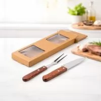 Kit para churrasco composto por garfo de duas pontas e faca com lâmina de 6 polegadas, ambos as peças em inox com cabo de madeira de faia. Acompanha embalagem em papelão com visor em plástico para acomodação das peças.  Altura :  31 cm  Largura :  10,6 cm  Profundidade :  2,6 cm
