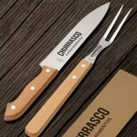 O Kit Churrasco 2 Peças Personalizado é um brinde prático, elegante e de excelente custo-benefício, ideal para empresas que desejam fortalecer sua marca com um presente útil e sofisticado. Perfeito para ações promocionais, eventos corporativos, confraternizações, campanhas de relacionamento e datas comemorativas.  O kit acompanha uma faca e um garfo, ambos desenvolvidos para proporcionar praticidade no preparo e no serviço de carnes. As peças são acondicionadas em uma embalagem de papel kraft, que garante uma apresentação moderna e sustentável, ideal para brindes personalizados.  A personalização pode ser realizada em gravação a Laser ou UV, proporcionando excelente acabamento, alta durabilidade e valorizando a identidade visual da sua empresa.