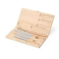 O Kit Churrasco 4 Peças Personalizado é um brinde sofisticado que combina elegância, funcionalidade e qualidade, sendo a escolha perfeita para empresas que desejam presentear clientes, colaboradores e parceiros. Ideal para eventos corporativos, campanhas promocionais, ações de relacionamento e datas comemorativas, este kit agrega valor à sua marca e proporciona uma excelente experiência ao presenteado.  O conjunto é acondicionado em um elegante estojo de madeira e acompanha três facas e um garfo, todos fabricados em aço inox com cabos de madeira, oferecendo resistência, durabilidade e conforto durante o uso. Além de proteger os utensílios, o estojo valoriza ainda mais a apresentação do brinde.  A personalização pode ser realizada em gravação a Laser ou UV, proporcionando um acabamento de alta qualidade, excelente durabilidade e destacando a identidade visual da sua empresa.