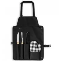 Kit churrasco composto por 3 utensílios em aço inox e madeira de Seringueira - faca, garfo e pinça - e uma luva de cozinha. O estojo dobrável em 600D pode ser convertível em avental para sua proteção. Certificação EU Food Grade. Dobrado e fechado: 130 x 480 mm,