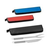 Kit churrasco em estojo de 210D. Composto por 2 utensílios em aço inox: faca chefe e garfo. Certificação EU Food Grade. Estojo: 350 x 130 x 20 mm