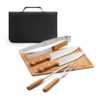 Kit churrasco em estojo de 210D. Composto por tábua em bambu e 5 utensílios em aço inox e madeira de Seringueira: faca chefe, faca média, pinça, garfo e afiador. Certificação EU Food Grade. A cor e o resultado da impressão nos materiais naturais pode variar entre produtos. Estojo: 350 x 230 x 40 mm | Tábua: 300 x 230 x 12 mm