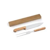 Kit churrasco em caixa presente de papel kraft reciclado. Composto por 2 utensílios em aço inox e bambu: faca chefe e garfo. Certificação EU Food Grade. A cor e o resultado da impressão nos materiais naturais pode variar entre produtos. Caixa: 325 x 26 x 42 mm