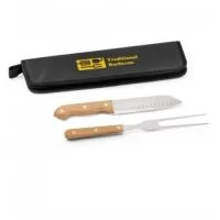 Kit churrasco com estojo em 210D. Composto por 2 utensílios em aço inox com cabos em madeira: garfo e faca japonesa. Certificação EU Food Grade. A cor e o resultado da impressão nos materiais naturais pode variar entre produtos. Garfo: 300 mm | Faca Japonesa: 285 mm | Dimensão da mala: 350x130x20mm