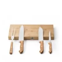 Kit churrasco em caixa de bambu. Composto por 4 utensílios em aço inox e bambu: faca japonesa, faca chefe, faca boning e garfo. Certificação EU Food Grade. A cor e o resultado da impressão nos materiais naturais pode variar entre produtos. Caixa: 350 x 179 x 29 mm