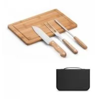 Kit churrasco em estojo de 210D. Composto por tábua em bambu e 3 utensílios em aço inox e madeira de Seringueira: faca japonesa, garfo e afiador. Certificação EU Food Grade. A cor e o resultado da impressão nos materiais naturais pode variar entre produtos. Estojo: 220 x 345 x 30 mm | Tábua: 300 x 200 x 11,6 mm