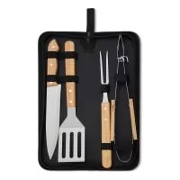 Kit churrasco 4 peças em estojo de nylon com alça. Pegador, garfo, faca e espátula de madeira, acompanha plaquinha para personalização e proteções plásticas.