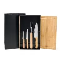 Kit churrasco composto por cinco peças com lâminas em aço inox e cabos de madeira. Três facas (3,4 e 6 pol), garfo e tábua de bambu, em caixa de papelão.