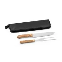 Kit churrasco em estojo de 210D. Composto por 2 utensílios em aço inox e madeira Seringueira: faca chefe e garfo.