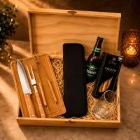 Kit churrasco Braciere em caixa de madeira ecológica com fecho dourado. Contém caneco de chopp de 500ml, tábua de churrasco em bambu de 32x20cm e kit churrasco em aço inox com cabo de madeira. Personalizável com a sua marca.