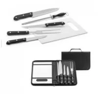 Kit churrasco em estojo de nylon 210D. Composto por tábua em PP e 5 utensílios em aço inox e PP: faca chefe, faca boning, faca pequena, garfo e afiador. Certificação EU Food Grade. Estojo: 350 x 230 x 40 mm | Tábua: 283 x 192 x 5 mm
