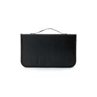 Kit churrasco 5 peças em estojo de nylon com alça e parte interna com elástico para fixar as peças. Possui tábua de madeira com canaleta, três facas de corte e tesoura.