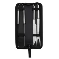 Kit churrasco 3 peças em estojo de nylon com alça. Possui: faca(acompanha proteção plástica), garfo(acompanha proteção plástica), pegador em inox e parte interna com velcro para guardar as peças. Acompanha plaqueta para gravação.