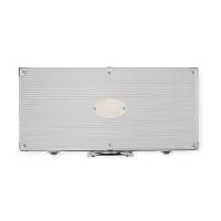 Kit churrasco 10 peças em maleta de alumínio com travas de segurança e placa central para personalização. Contém: espátula, pegador, escova para grelha, faca, pincel, garfo e quatro espetos, parte interna da maleta com revestimento em TNT e suportes 